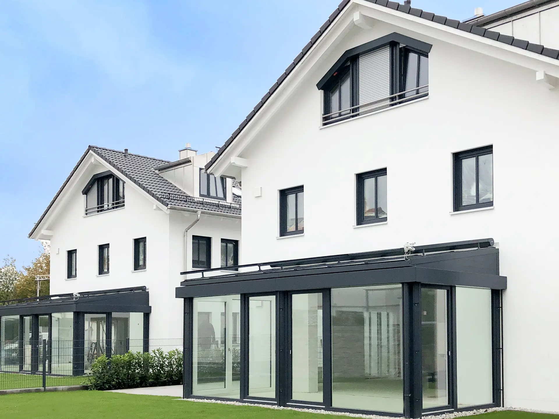 MÜNCHEN-RIEMERLING Zwei Einfamilienhäuser mit Wintergarten und Garage Bild 1
