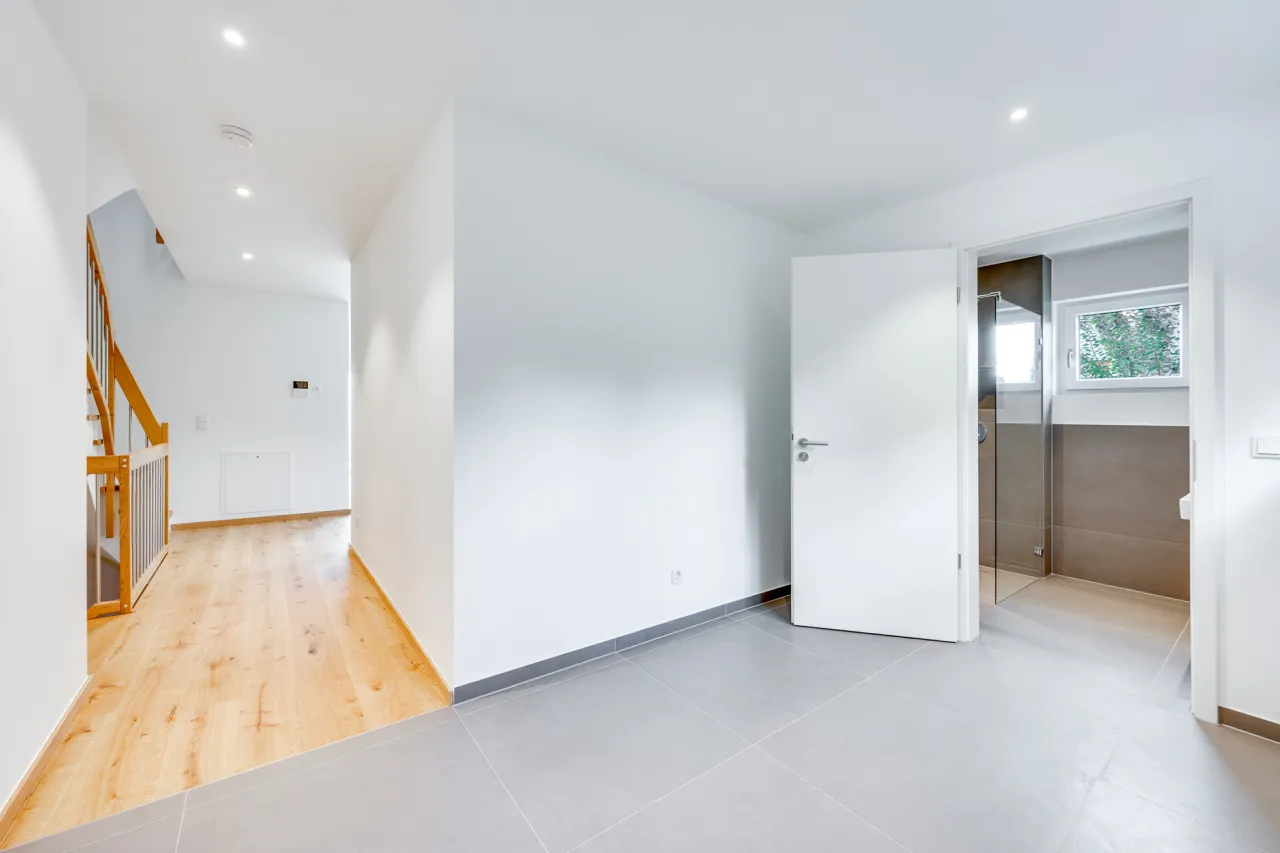 FORSTERN Attraktives Mehrfamilienhaus mit drei Wohnungen sowie einer großzügigen Maisonettewohnung Bild 5