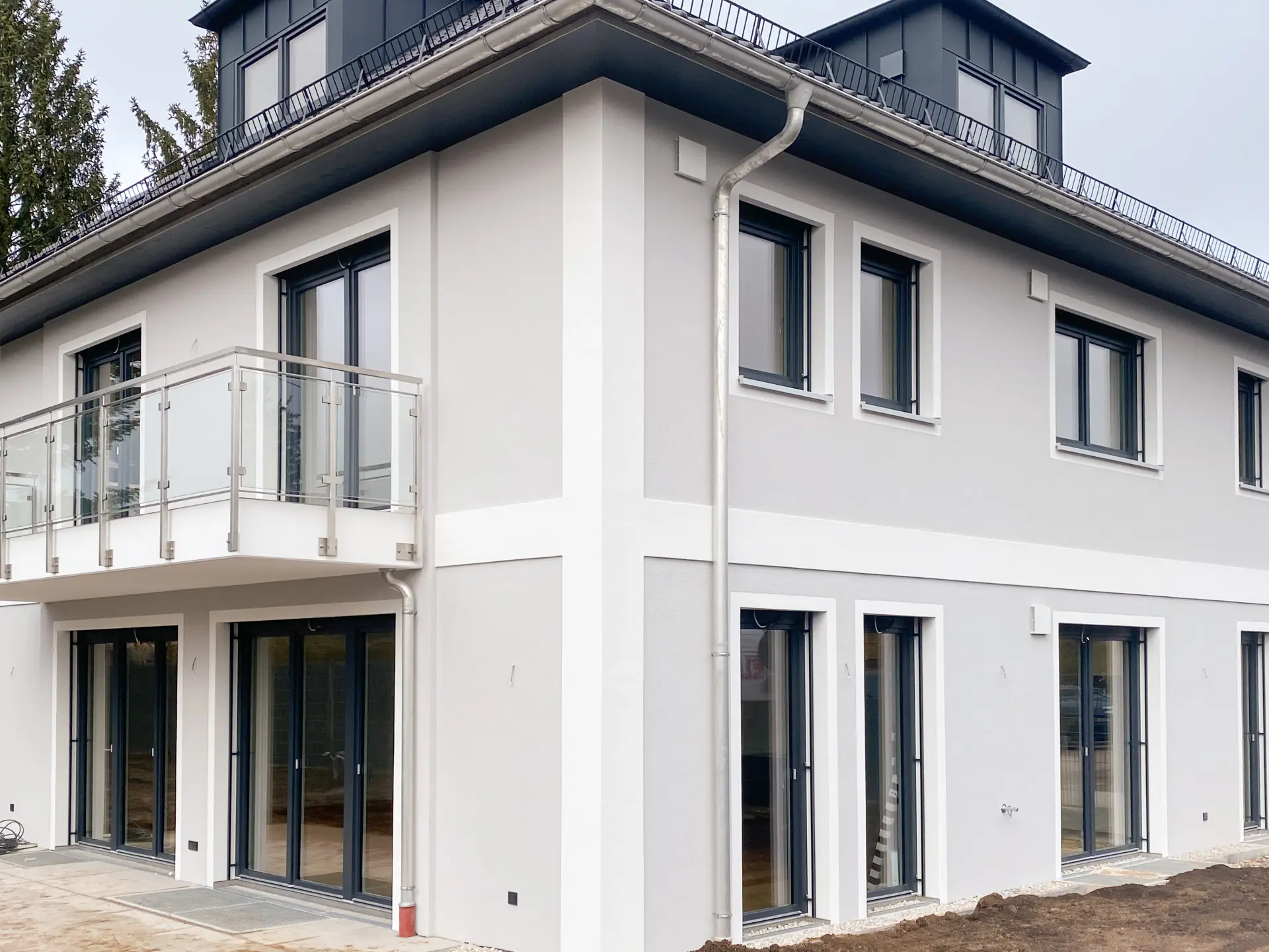 MÜNCHEN Zwei Einfamilienhäuser mit Garagen Bild 6
