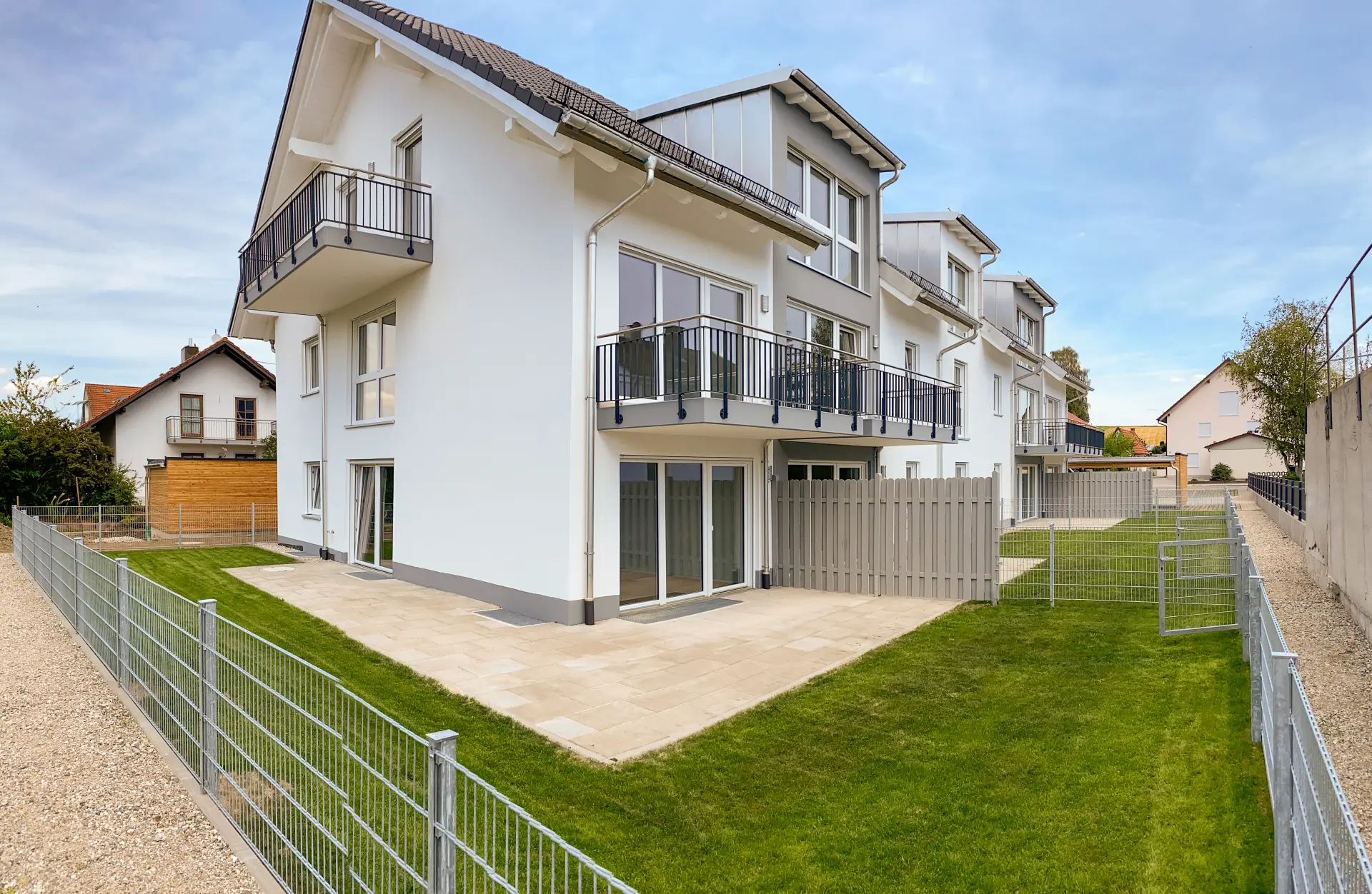 MOOSINNING Mehrfamilienhaus mit 11 Wohneinheiten und Carport Bild 1