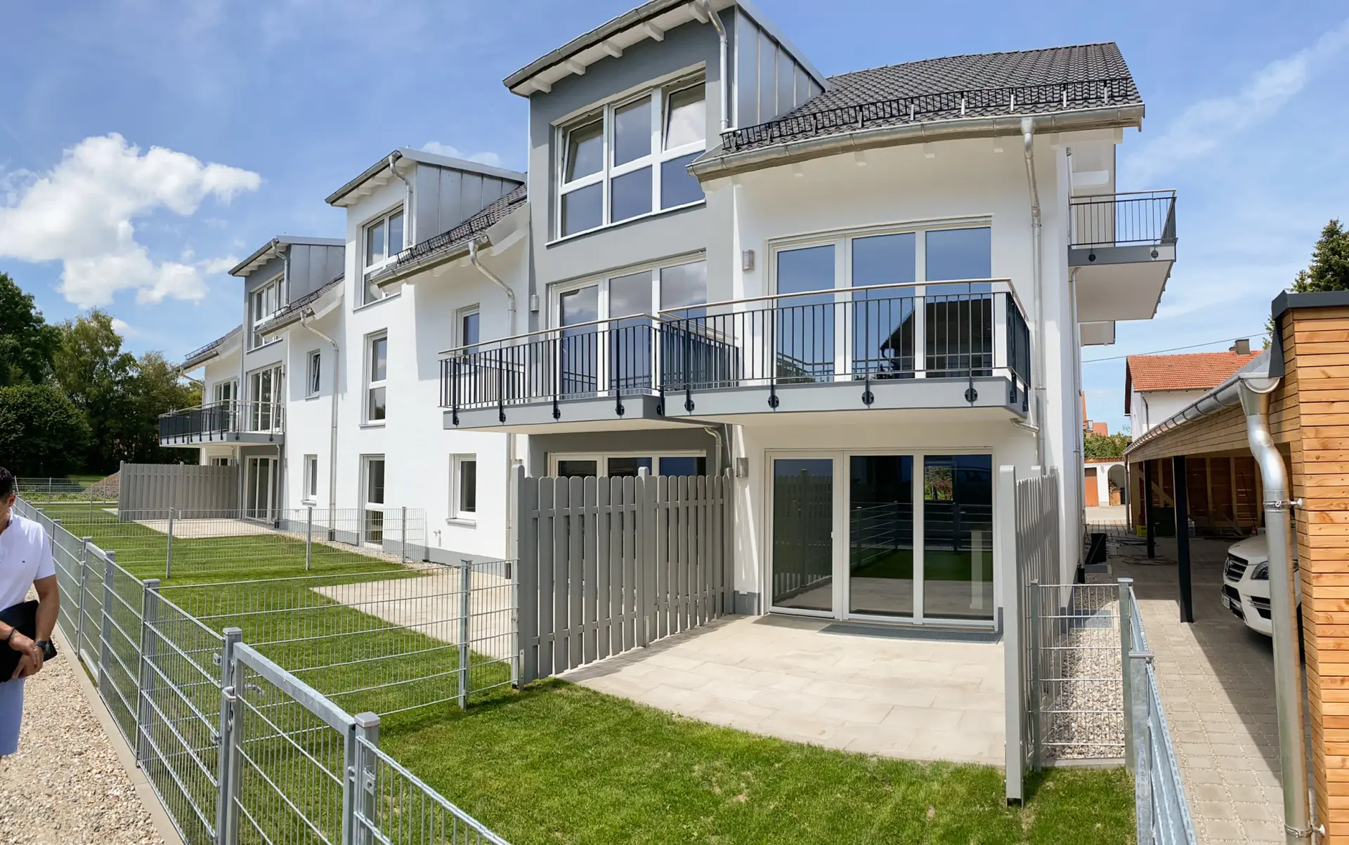 MOOSINNING Mehrfamilienhaus mit 11 Wohneinheiten und Carport Bild 2